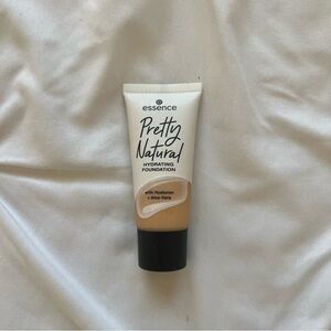 Essence pretty natural hydrating foundation